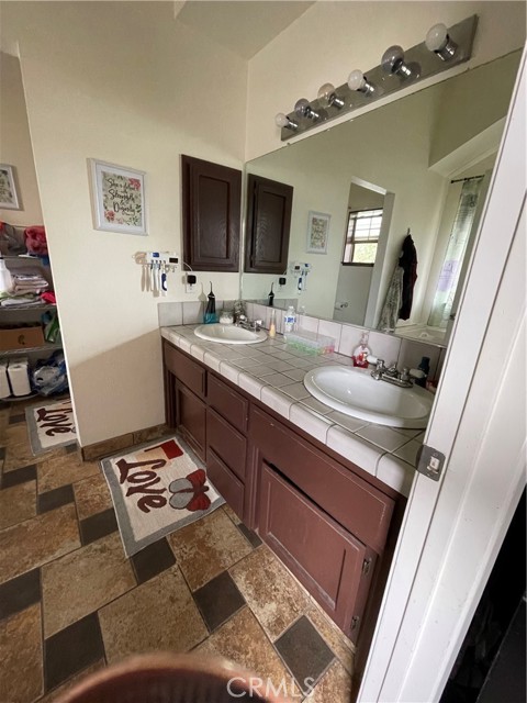 22510 Eagle Way, Tehachapi CA: https://media.crmls.org/medias/e36d09f2-809a-4093-ad79-7e37958a284f.jpg