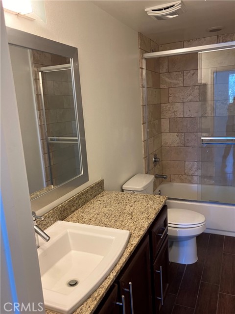 Detail Gallery Image 4 of 17 For 11925 Kling St #408,  Valley Village,  CA 91607 - 2 Beds | 2 Baths