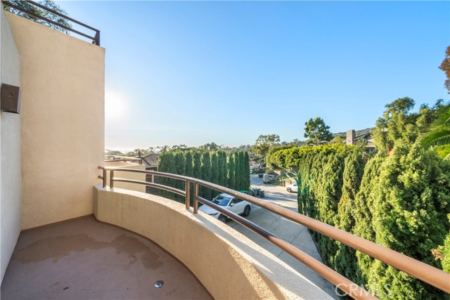 Detail Gallery Image 4 of 26 For 352 Y Place #B,  Laguna Beach,  CA 92651 - 2 Beds | 1/1 Baths