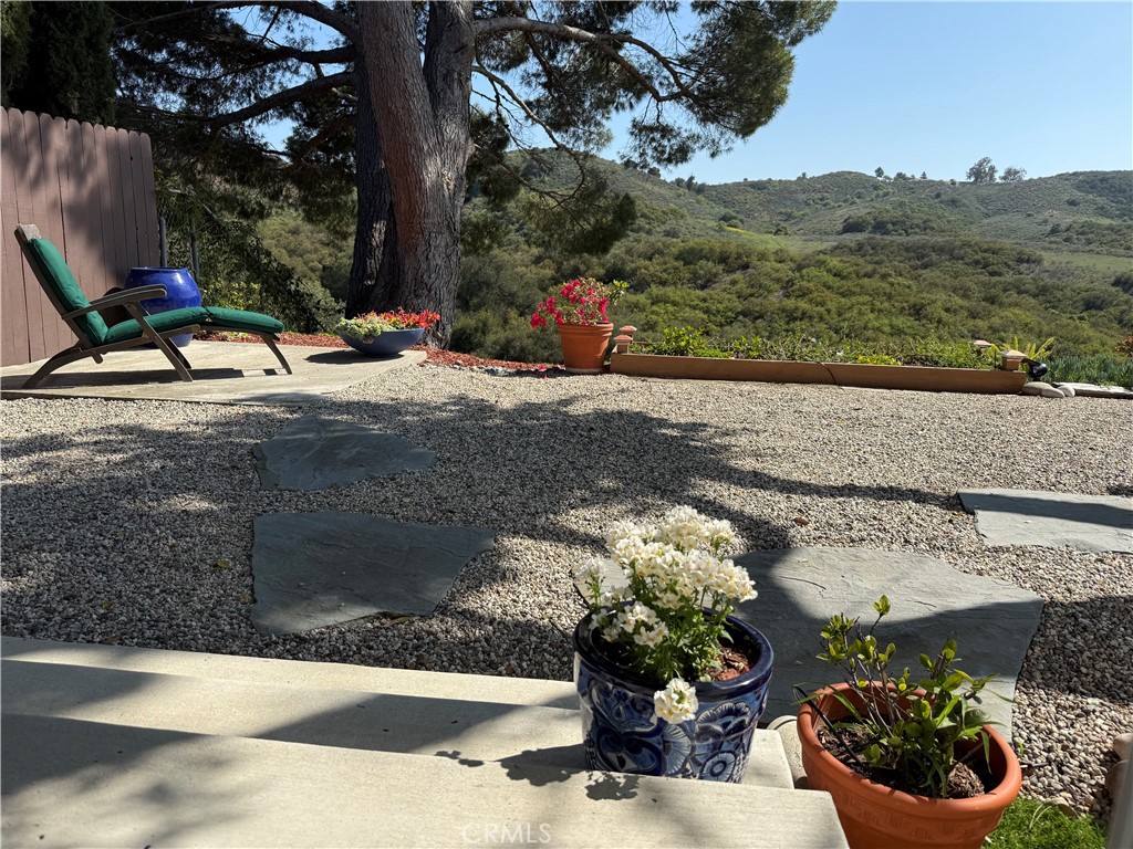 https://media.crmls.org/medias/e3729128-9b5d-48a4-984d-3030d94158bb.jpg?preset=X-Large