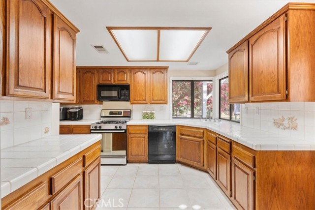 6641 Hawarden Drive, Riverside CA: https://media.crmls.org/medias/e372b1f7-a49a-4d57-96ce-b2c09c5dd192.jpg