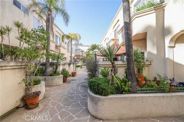 Detail Gallery Image 3 of 29 For 4970 Kester Ave #11,  Sherman Oaks,  CA 91403 - 2 Beds | 2/1 Baths