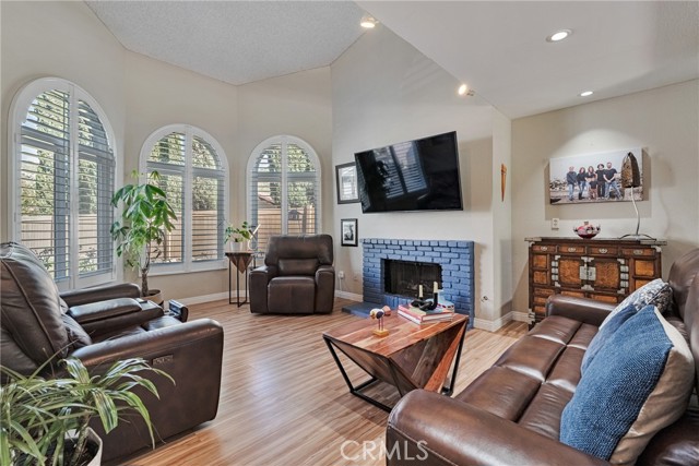 Detail Gallery Image 9 of 59 For 29857 Wistaria Valley, Canyon Country,  CA 91387 - 3 Beds | 3 Baths