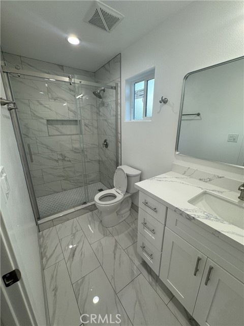 Detail Gallery Image 9 of 12 For 11624 208th, Lakewood,  CA 90715 - 3 Beds | 2 Baths