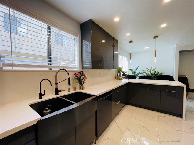Detail Gallery Image 16 of 37 For 5305 White Oak Ave #F,  Encino,  CA 91316 - 2 Beds | 3 Baths