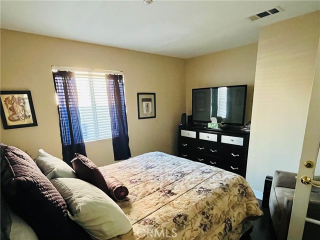 Detail Gallery Image 8 of 10 For 15629 Aerostar Ct, Fontana,  CA 92336 - 4 Beds | 2/1 Baths