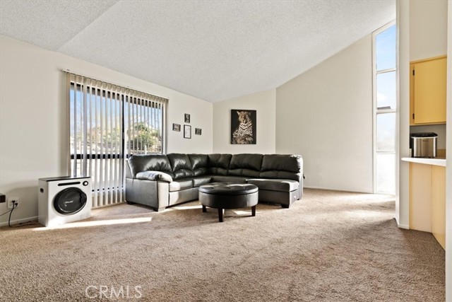 2 Village Lane, Tehachapi CA: https://media.crmls.org/medias/e377e383-7796-4196-a8a3-86d3bf61ce18.jpg