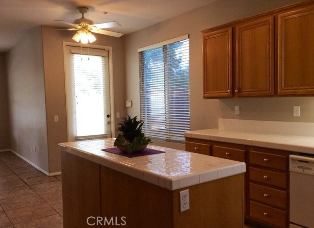 43 Valencia Lane, Redlands CA: https://media.crmls.org/medias/e378322d-e7ba-4395-b34b-c6af4c30e341.jpg