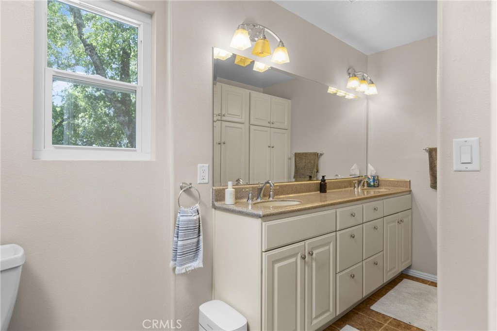 https://media.crmls.org/medias/e378e003-2852-44ae-9a2b-baff20889074.jpg?preset=X-Large