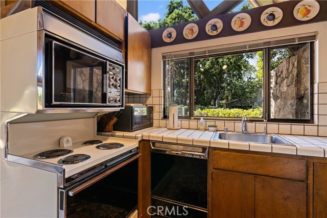 Detail Gallery Image 13 of 61 For 8475 Palace Dr, Kelseyville,  CA 95451 - 3 Beds | 3 Baths