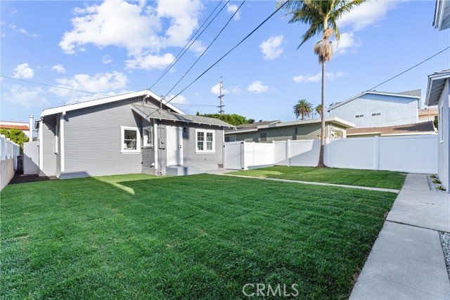 765 Loma Avenue, Long Beach CA: https://media.crmls.org/medias/e37b059b-45ce-419d-b49a-9ace967e4041.jpg