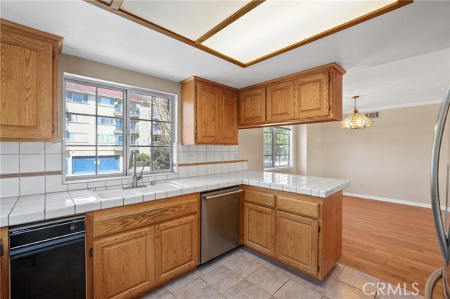 1078 W 10th Street, San Pedro CA: https://media.crmls.org/medias/e37b57a0-84c0-435e-a0ff-26769ffe914b.jpg