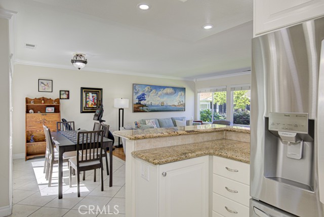 2372 Via Mariposa W, Laguna Woods CA: https://media.crmls.org/medias/e37bb844-cf20-4081-a58c-6537d38cd9d1.jpg