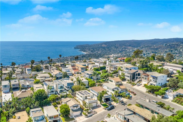 1071 Oro Street, Laguna Beach CA: https://media.crmls.org/medias/e37c2576-b233-42c6-94cb-6e6926b926b2.jpg
