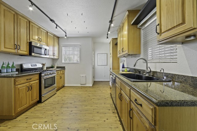 Detail Gallery Image 8 of 44 For 1832 N Brighton, Burbank,  CA 91506 - 2 Beds | 1 Baths