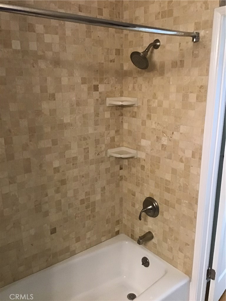 https://media.crmls.org/medias/e37dfa51-3cad-4d8a-a0da-687acc52a997.jpg?preset=X-Large
