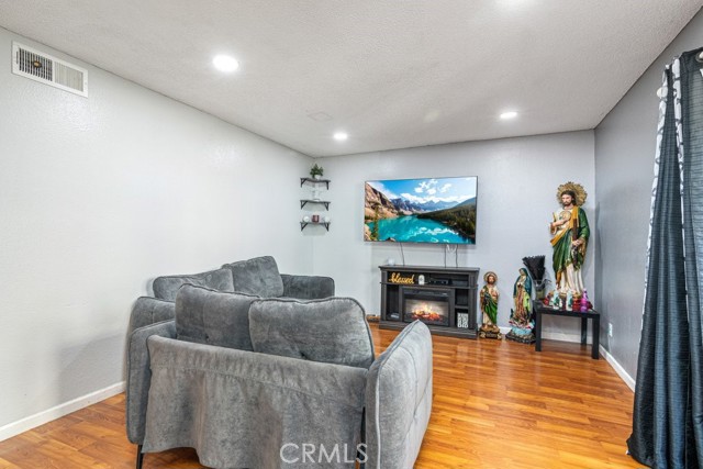 Detail Gallery Image 8 of 25 For 4201 W 5th St #202,  Santa Ana,  CA 92703 - 2 Beds | 1 Baths