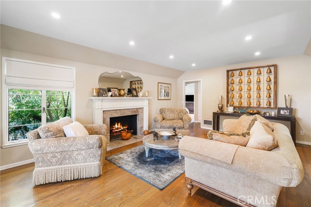 Detail Gallery Image 6 of 55 For 14060 Chandler Bld, Sherman Oaks,  CA 91401 - 3 Beds | 2 Baths