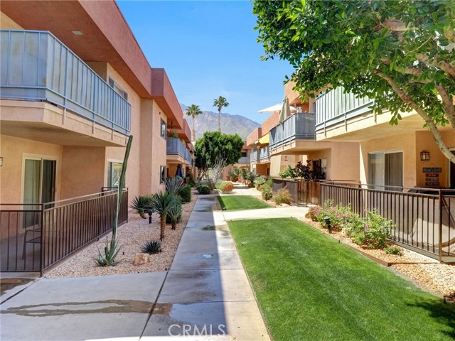 Detail Gallery Image 5 of 42 For 400 N Sunrise Way #224,  Palm Springs,  CA 92262 - 2 Beds | 2 Baths