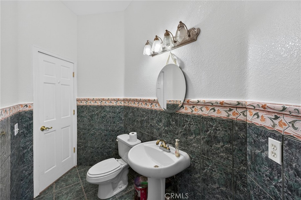 https://media.crmls.org/medias/e38790e5-0bf0-449f-8370-12e899024b93.jpg?preset=X-Large
