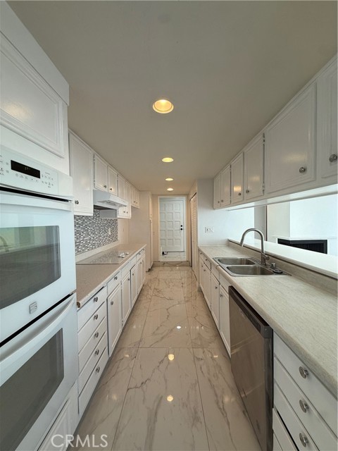 Detail Gallery Image 4 of 9 For 575 Esplanade #303,  Redondo Beach,  CA 90277 - 2 Beds | 2 Baths