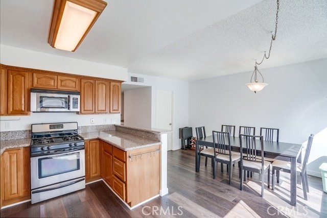 22038 Vanowen Street, Woodland Hills CA: https://media.crmls.org/medias/e389d5e5-09ba-48d6-88b5-e86bca61ee8b.jpg