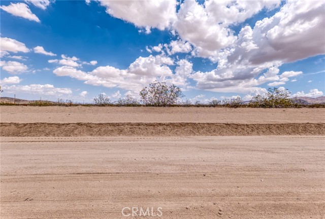 104 Mantonya Road, 29 Palms CA: https://media.crmls.org/medias/e38a1f02-8d65-4ffe-9c53-68506d6d29e7.jpg