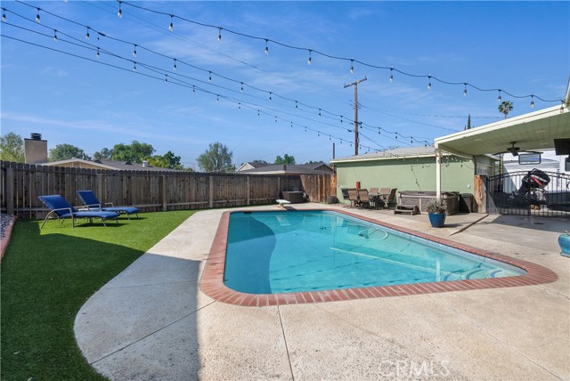 Pool/sitting area/jacuzzi