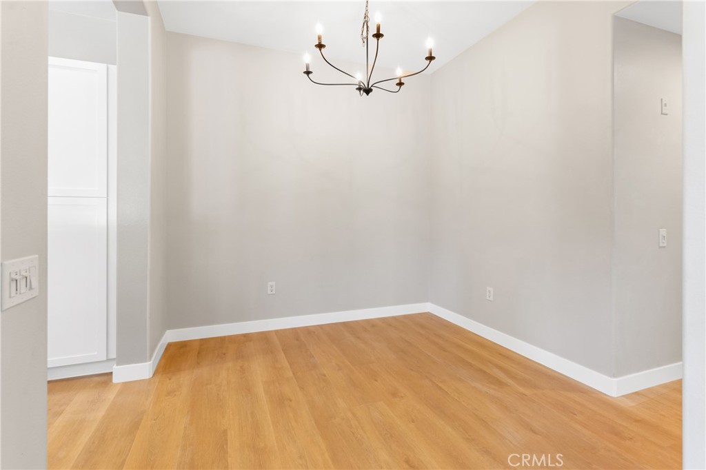 https://media.crmls.org/medias/e390d603-691a-499b-8435-451e566a13cd.jpg?preset=X-Large
