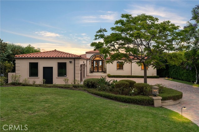 Elegantly manicured lawns Elegantly manicured lawns