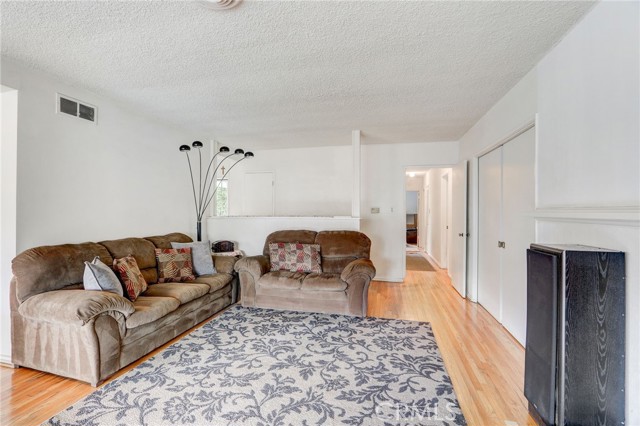 Detail Gallery Image 7 of 34 For 14747 Saticoy St, Van Nuys,  CA 91405 - 3 Beds | 2 Baths