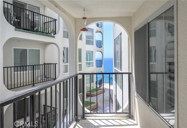 565 Esplanade, Redondo Beach, California 90277, 1 Bedroom Bedrooms, ,Residential,Sold,Esplanade,SB21248131