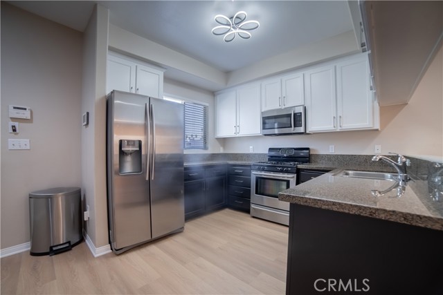 Detail Gallery Image 8 of 27 For 14554 Kittridge St, Van Nuys,  CA 91405 - 3 Beds | 3 Baths
