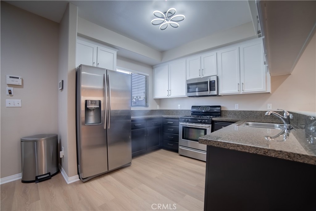 https://media.crmls.org/medias/e39428ec-341e-4bef-8d69-86261854e218.jpg?preset=X-Large