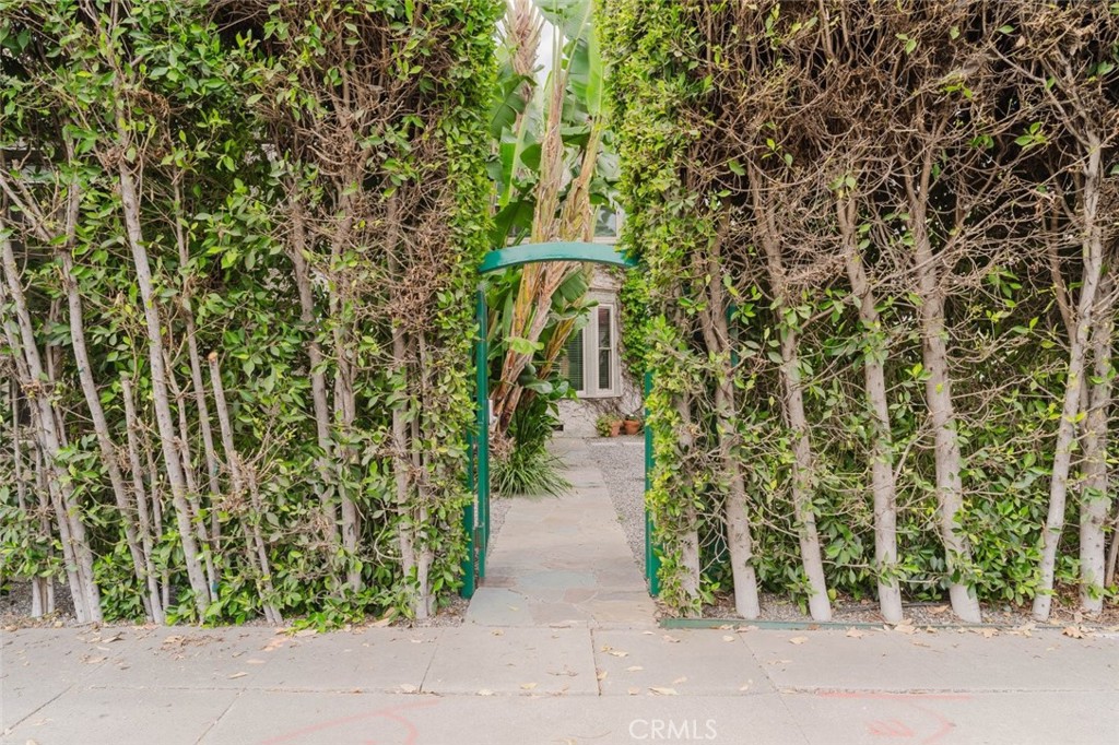 https://media.crmls.org/medias/e395bd6b-d0d3-461f-a9b9-92da34a12708.jpg?preset=X-Large