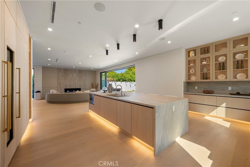 https://media.crmls.org/medias/e3979955-0099-4580-8365-5dfd5b539de1.jpg?preset=X-Large