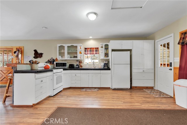 39995 Hillcrest Drive, Big Bear Lake, California 92315, 3 Bedrooms Bedrooms, ,2 BathroomsBathrooms,Residential,For Sale,39995 Hillcrest Drive,CRHD24013207