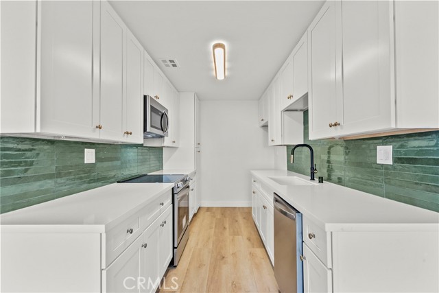 Detail Gallery Image 10 of 30 For 5400 Newcastle, Encino,  CA 91316 - 2 Beds | 2 Baths