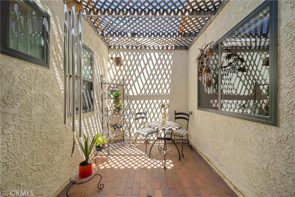 https://media.crmls.org/medias/e39a3811-0576-4f46-9797-1061a97b371a.jpg?preset=X-Large