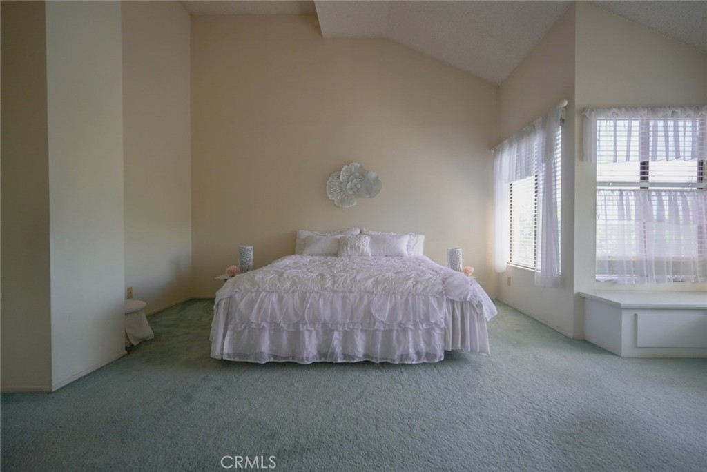 https://media.crmls.org/medias/e39a4fa2-2669-426e-8333-6394c1b4e9aa.jpg?preset=X-Large