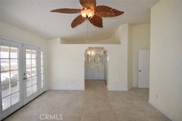 Detail Gallery Image 6 of 11 For 14129 La Mirada, Victorville,  CA 92392 - 5 Beds | 2 Baths