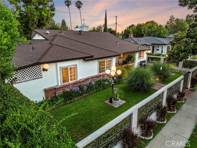 Detail Gallery Image 3 of 59 For 19120 Hartland St, Reseda,  CA 91335 - 5 Beds | 3 Baths