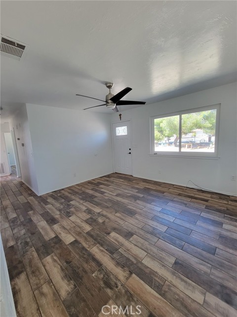 11015 Oakwood Avenue, Hesperia CA: https://media.crmls.org/medias/e39c0466-80b5-4c7d-8064-fbc03493d840.jpg