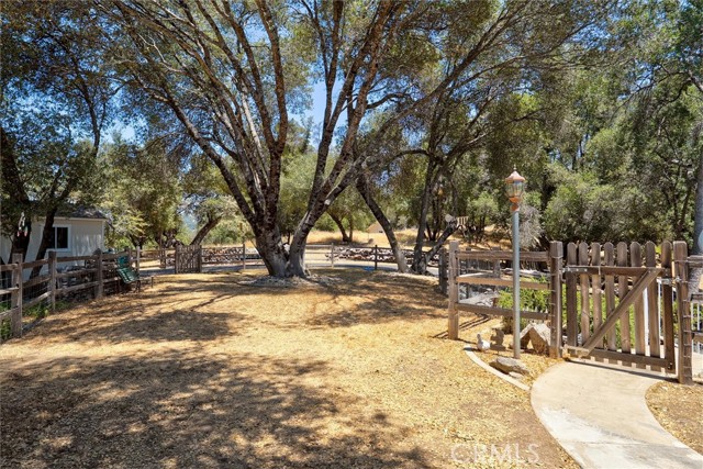 Detail Gallery Image 4 of 49 For 39397 Moonray Ln, Oakhurst,  CA 93644 - 3 Beds | 2/1 Baths