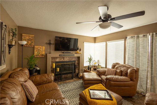 28947 Glenrock Place, Highland CA: https://media.crmls.org/medias/e39f05c0-c8e6-4823-a195-0311aff25cb0.jpg