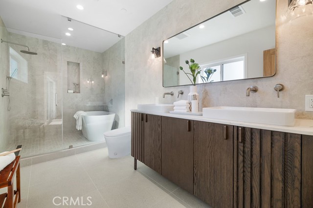 Detail Gallery Image 16 of 31 For 4831 Sancola, Toluca Lake,  CA 91601 - 4 Beds | 4 Baths