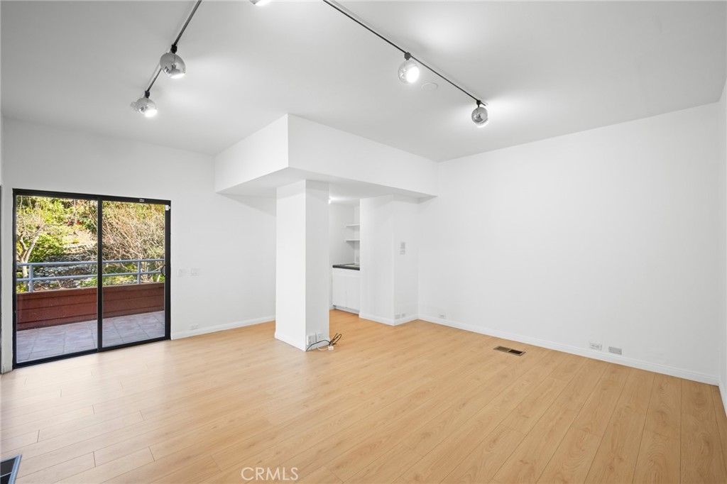 https://media.crmls.org/medias/e3a03235-26e1-46b4-9ed5-36954b1bf2df.jpg?preset=X-Large
