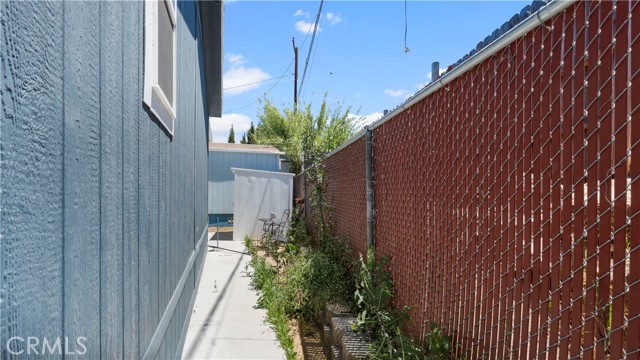 300 Ellis Street, Lake Elsinore CA: https://media.crmls.org/medias/e3a0d40c-7041-4045-b91f-1a6e1b133d04.jpg