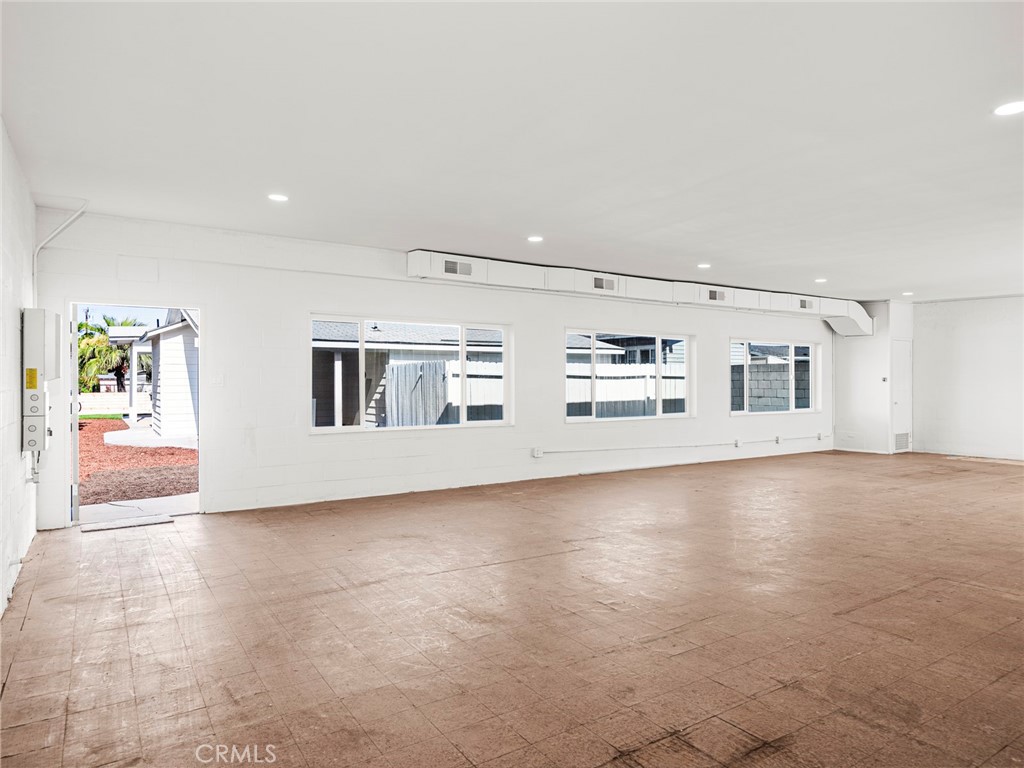 https://media.crmls.org/medias/e3a27230-6ca8-4c9d-866d-632e0499de48.jpg?preset=X-Large