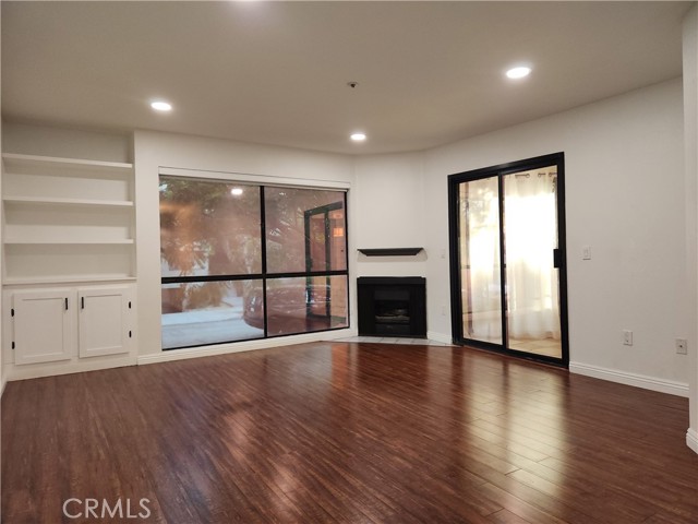 Detail Gallery Image 3 of 19 For 413 Hawthorne #102,  Glendale,  CA 91204 - 2 Beds | 2 Baths